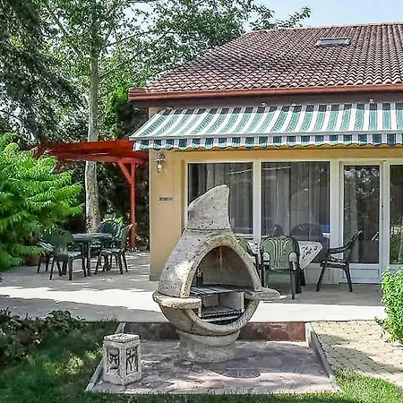 Stunning In W/ Outdoor Swimming Pool And 4 Bedrooms Holiday home *